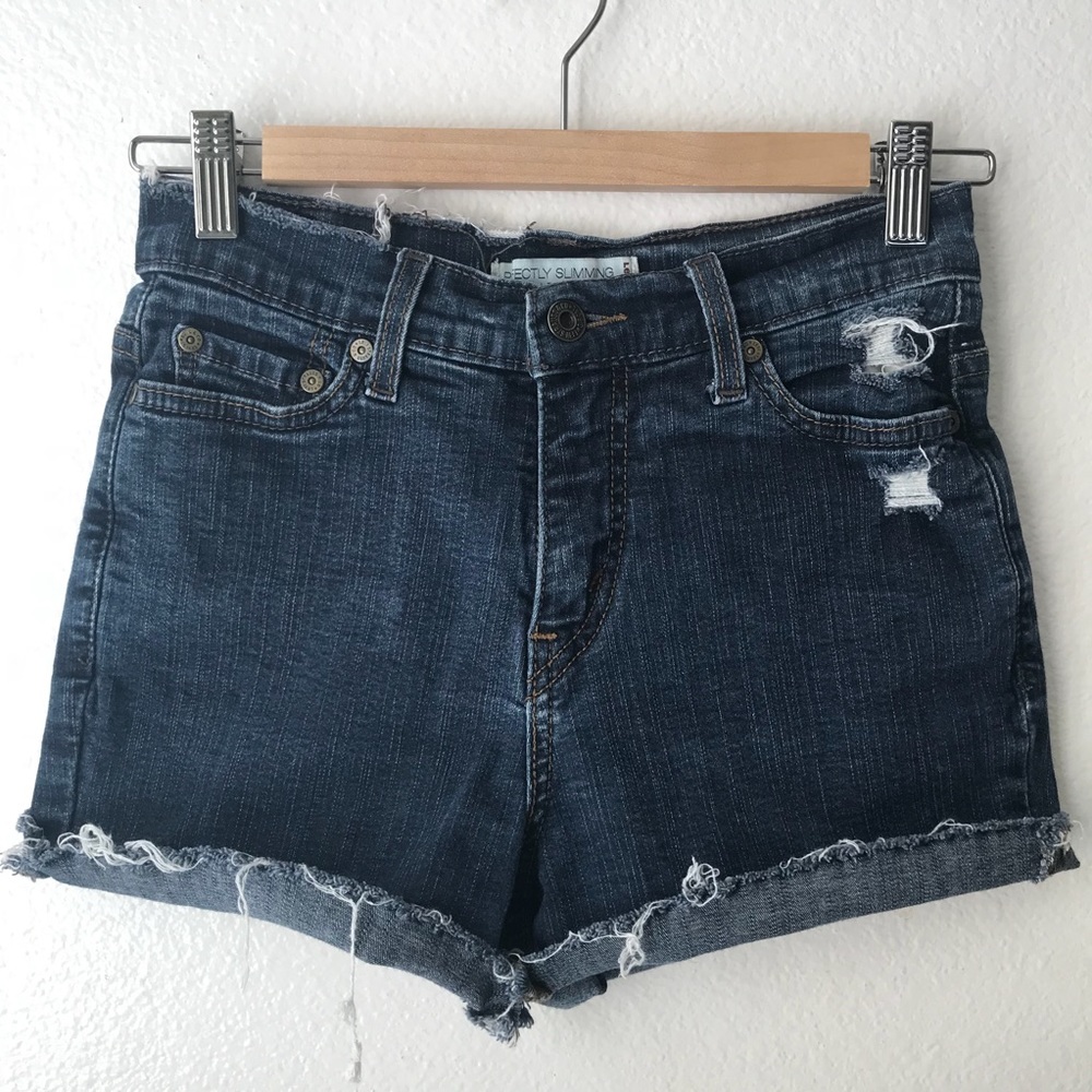 Levi’s Semi Distressed Shorts 💙